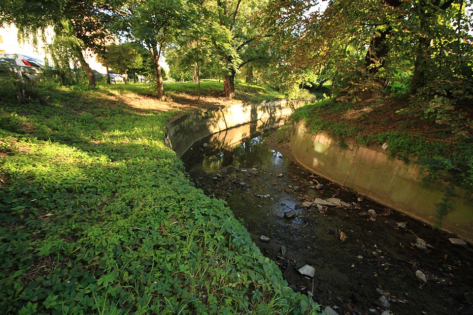 Zpevněné betonové koryto před mostkem pod Svatopetrskou ulicí - na místě, kde Svitavský náhon do 70. let 20. století tekl rovně dále k jihu. Spojovací strouhou z řeky Svratky pravděpodobně původně voda proudila opačným směrem než dnes (v délce necelých 500 m tak zřejmě došlo k obrácení toku), tj. ze Svratky do Svitavského náhonu. Jde ovšem pouze o doměnku, kterou se zatím nepodařilo potvrdit.