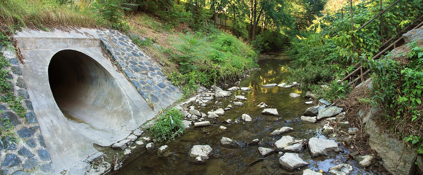 Nedaleko soutoku se Svratkou ústí do vod Svitavského náhonu přepadové potrubí z odlehčovací komory pod Komárovským nábřežím.