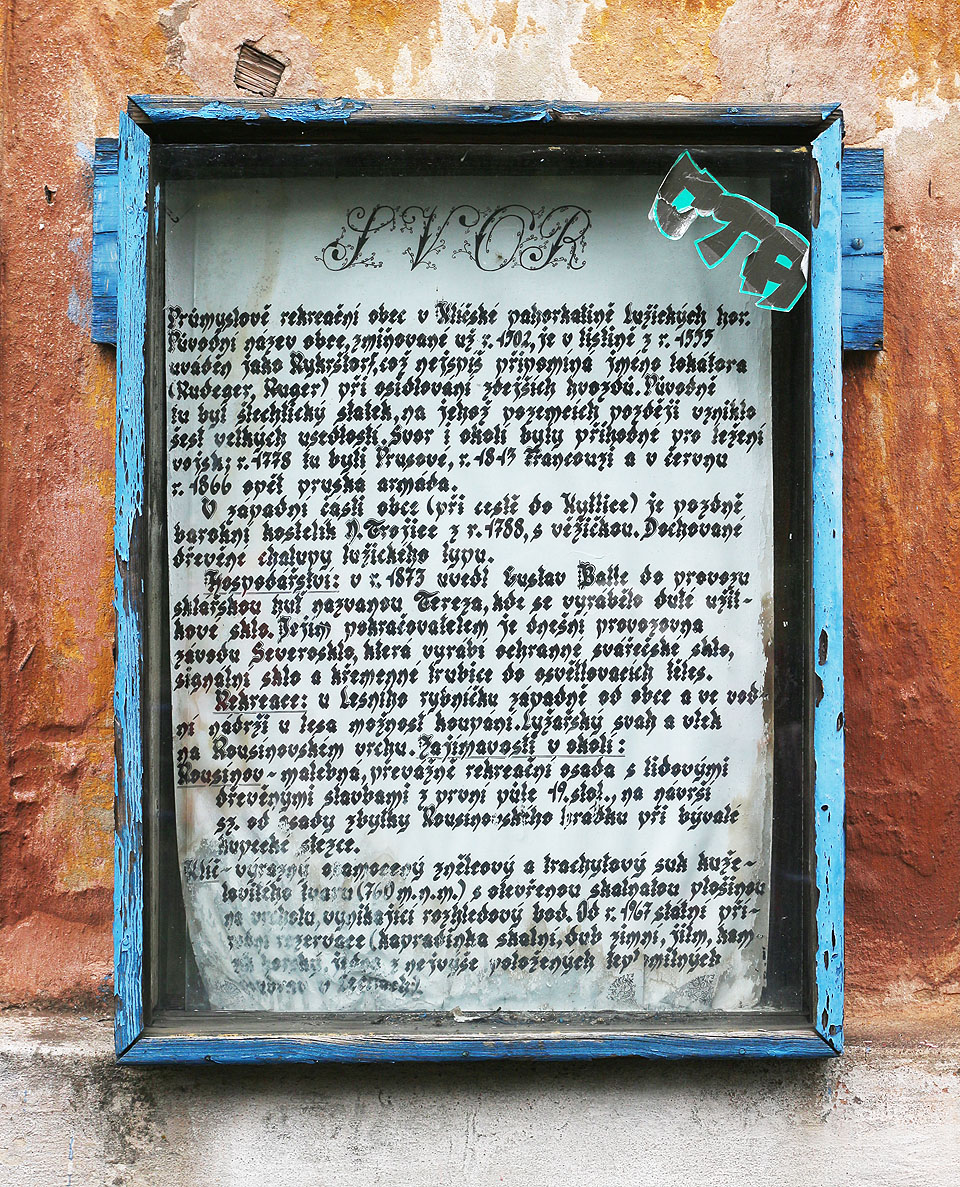 Popis obce Svoru na místním nádraží neznámého stáří. odhadem zřejmě z 80. let 20. století.