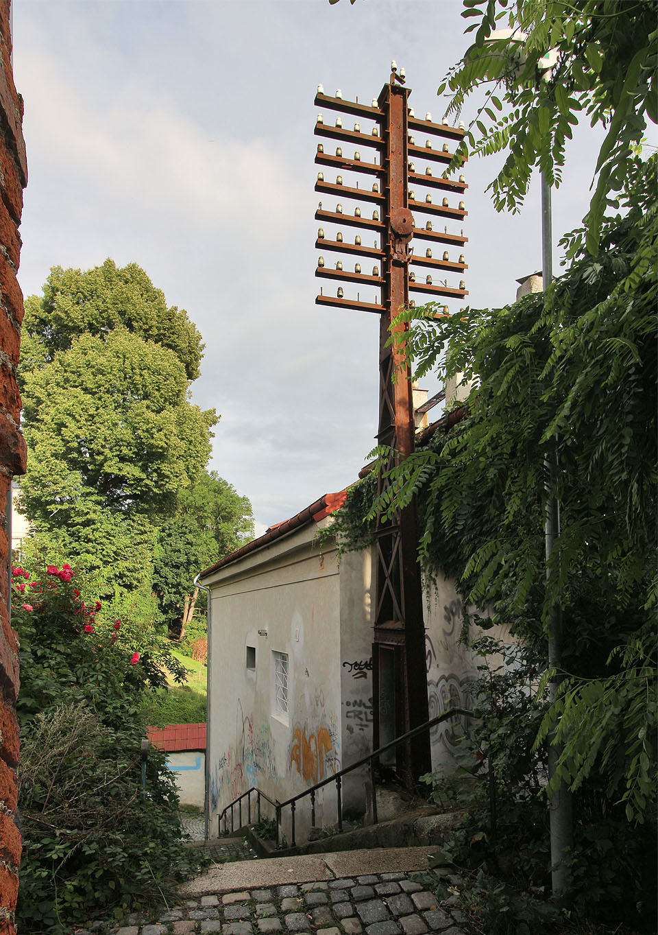 Neobvykle masivní telegrafní ocelový sloup na nároží ulic Rámový vršek a Na Schůdkách.