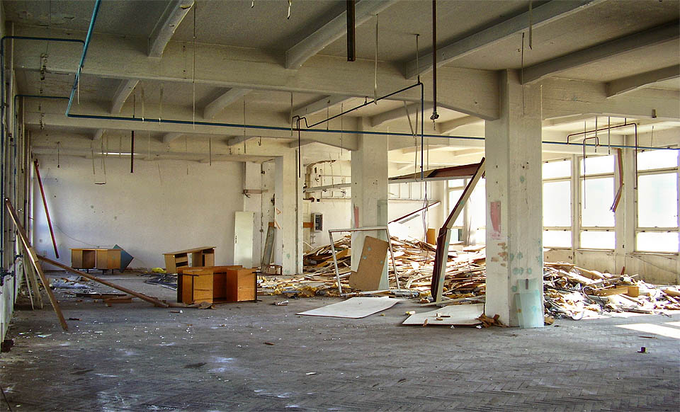 Po zveřejnění záměru zdemolovat budovy bývalého Krasu se v továrně začaly dít podivné věci. Nejprve zmizely poslední zbytky cenného vybavení…