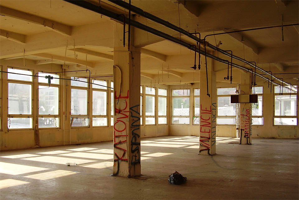 …se začaly objevovat nápisy, instalace, sochy a obrazy. Nakonec ale stejně všechno zmizelo pod lžící bagru.