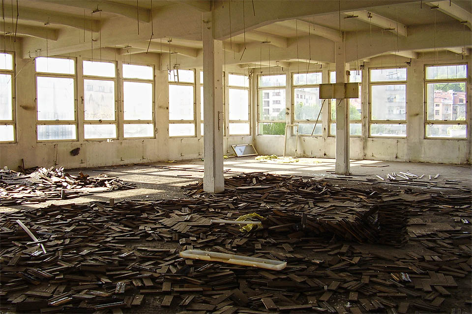 V roce 2018 stojí 1 m2 parketové podlahy zhruba 1700 Kč. V nejvyšším patře výrobní budovy bylo celkem vytrháno necelých 750 m2, což činí zhruba 1,25 milionu jen na parketách.