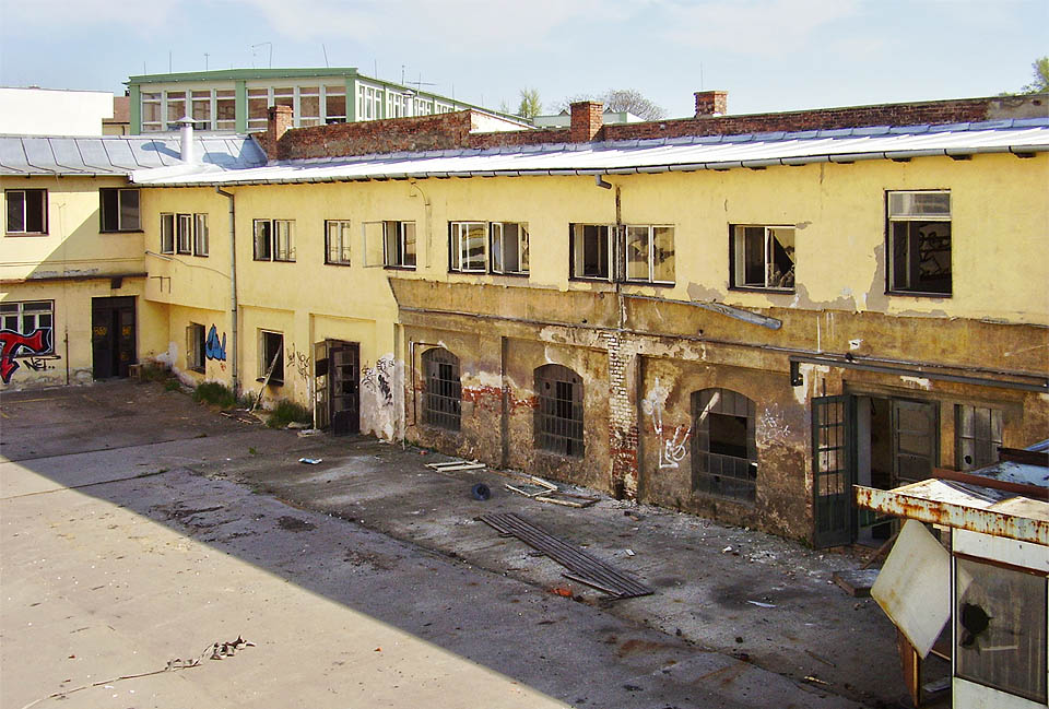 Slátanina starého s novým a nesmyslná dispozice továrních budov vytvořily svého druhu zajímavá zákoutí, nádvoří a průchody. Přesto, že rekonstrukce by byla nákladná a vlastně nesmyslná, je představa restaurace nebo kavárny na historickém místě jednoduše lákavá.