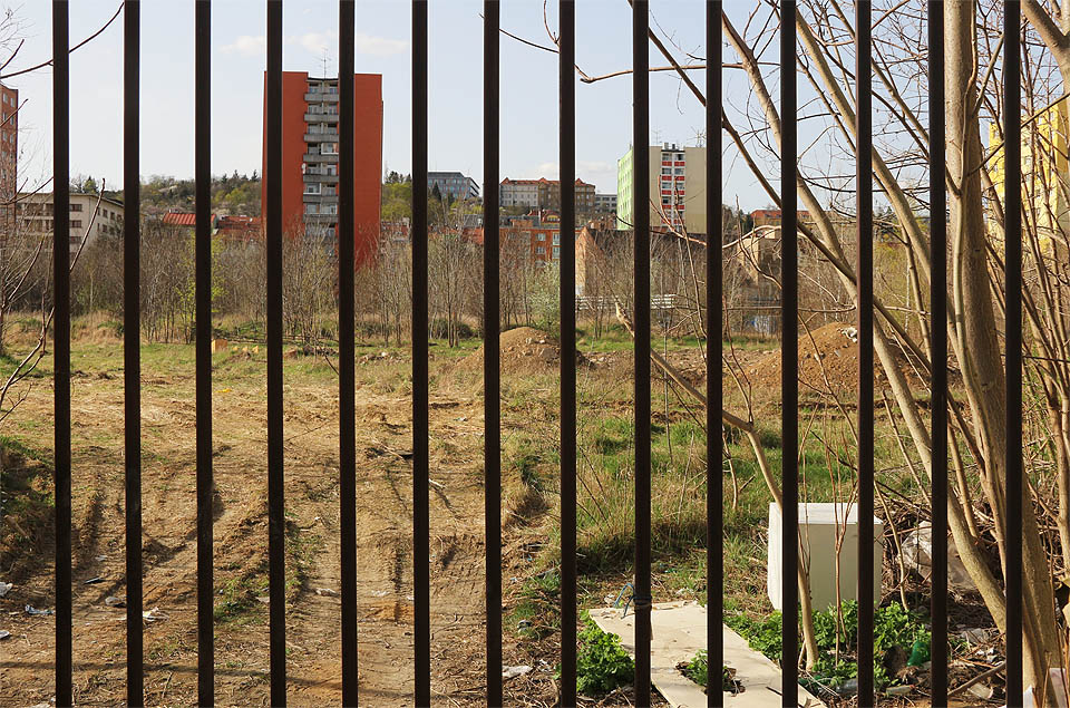 Mřížoví brány z ulice Bělidla ve skutečnosti nikoho neodrazuje. Pootevřená branka je volným průchodem pro všechny, kteří si chtějí zkrátit cestu na Mendlovo náměstí.