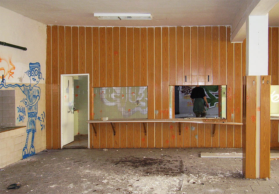 Závodní jídelna odpočívá již bez vůně knedlíků, hukotu ventilátorů, cinkání příborů a mastné páry.