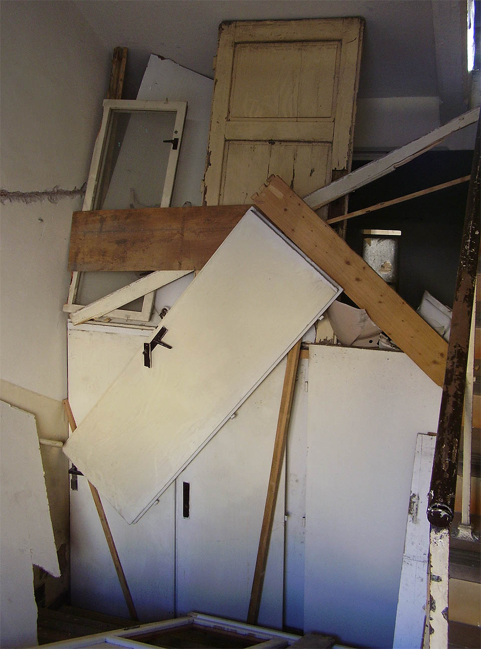 Některá zákoutí však byla přímo bizarní - třeba hromada klozetů, kterými někdo zasypal původní záchody v přízemí.