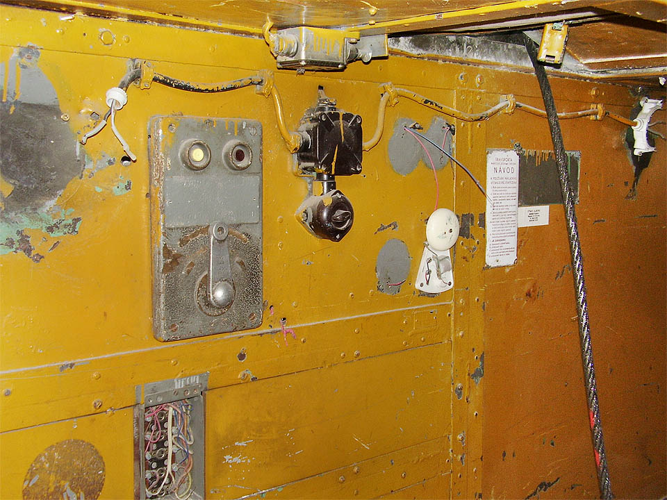 Člověk by tady doela snadno uvěřil, že takový výtah jede do samotného textiláckého pekla.