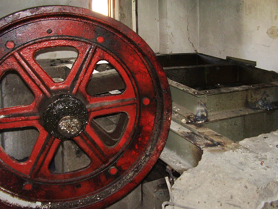 Zátiší místní výtahové strojovny, jejíž kladka se dotočila již před pár roky.