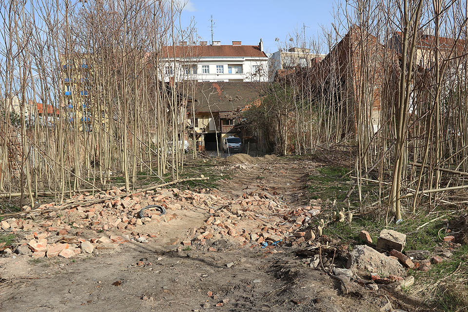 Tak vypadala plocha po továrně Kras deset let po její demolici.