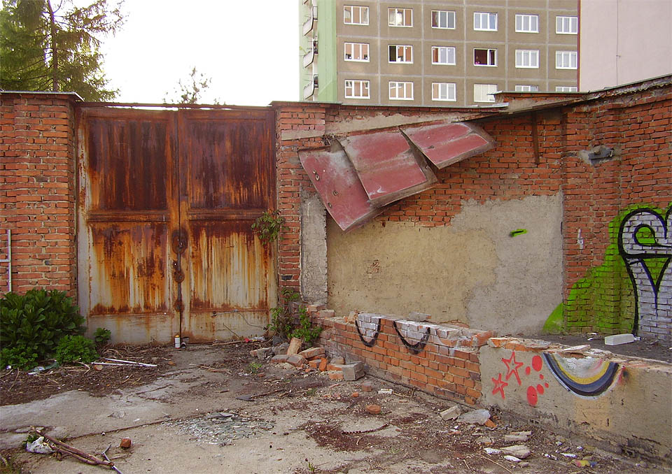 Rezivějící vrátka ve vjezdu z Rybářské ulice už taky nikdo potřebovat nebude.