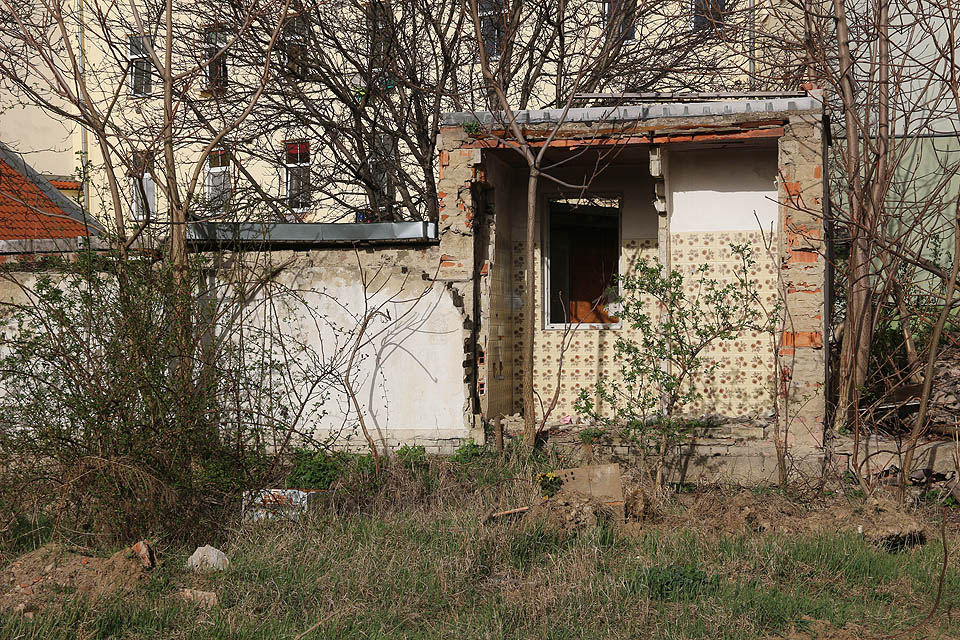 Ze zbytečně zbouraného továrního komplexu zbyly jen fragmenty, které slouží jako přístřeší lidem bez domova.