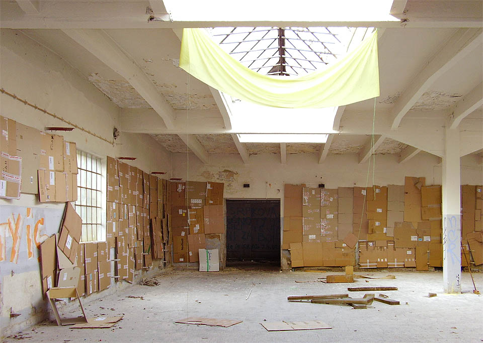 Nízké přízemní haly našly po uzavření provozu taky nakrátko svůj druhý život. Těžko říct, zda mělo obložení lepenkou sloužit jako tepelná či hluková izolace; fakt je, že to muselo být hodně peněz za málo muziky.