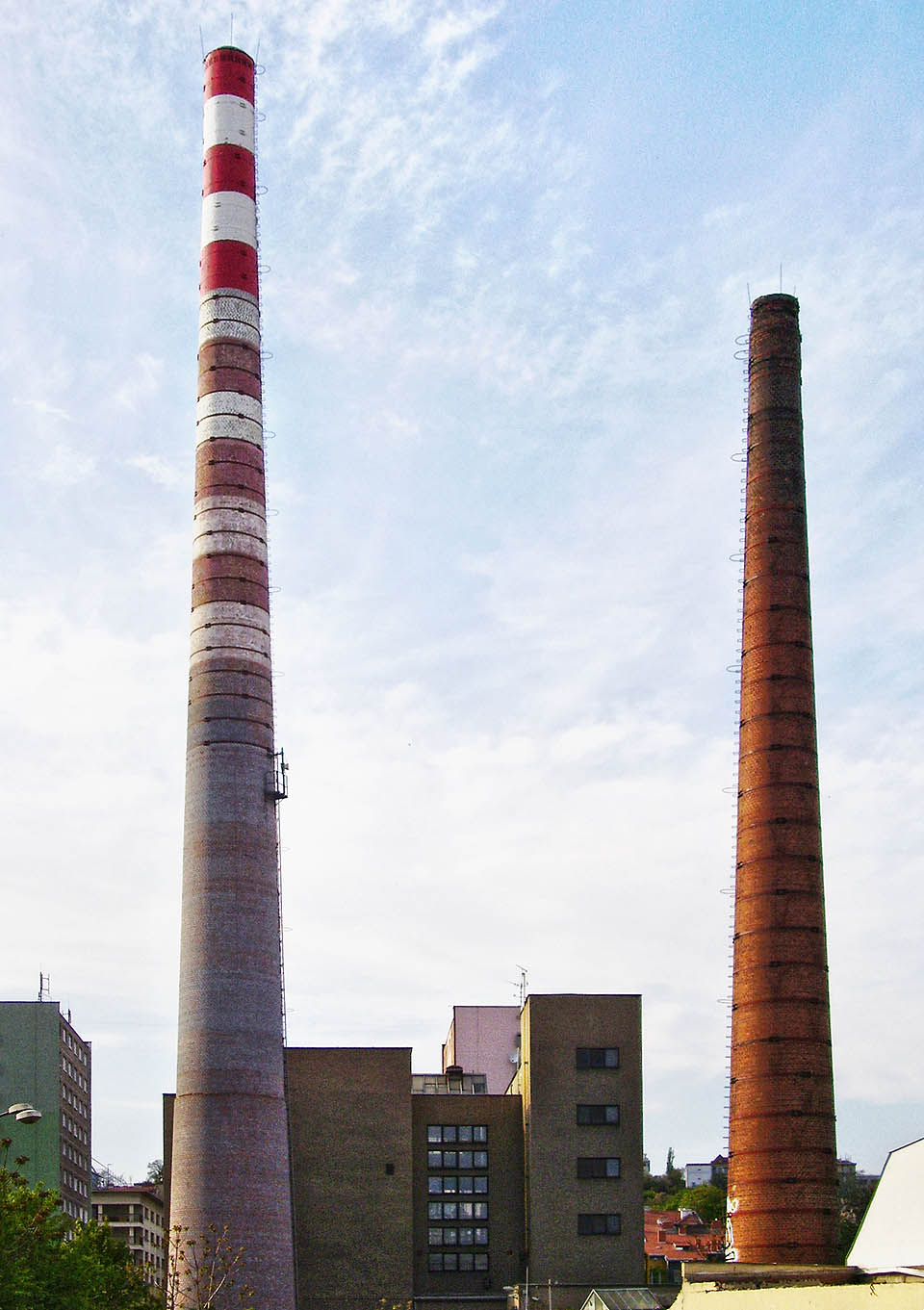 Komín teplárny vlevo a dnes již neexistující jižnější ze dvou komínů Krasu vpravo.