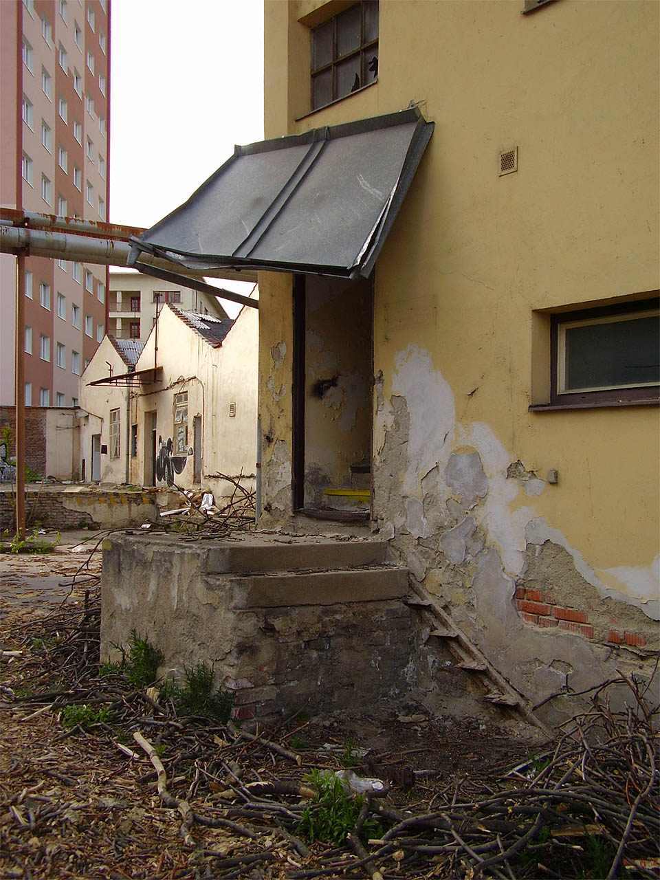 Zadní trakt v zadním cípu továrny Kras. Z budov s trojúhelníkovými štíty v pozadí zsltaly dodnes obvodové zdi obrácené do Veletržní ulice.