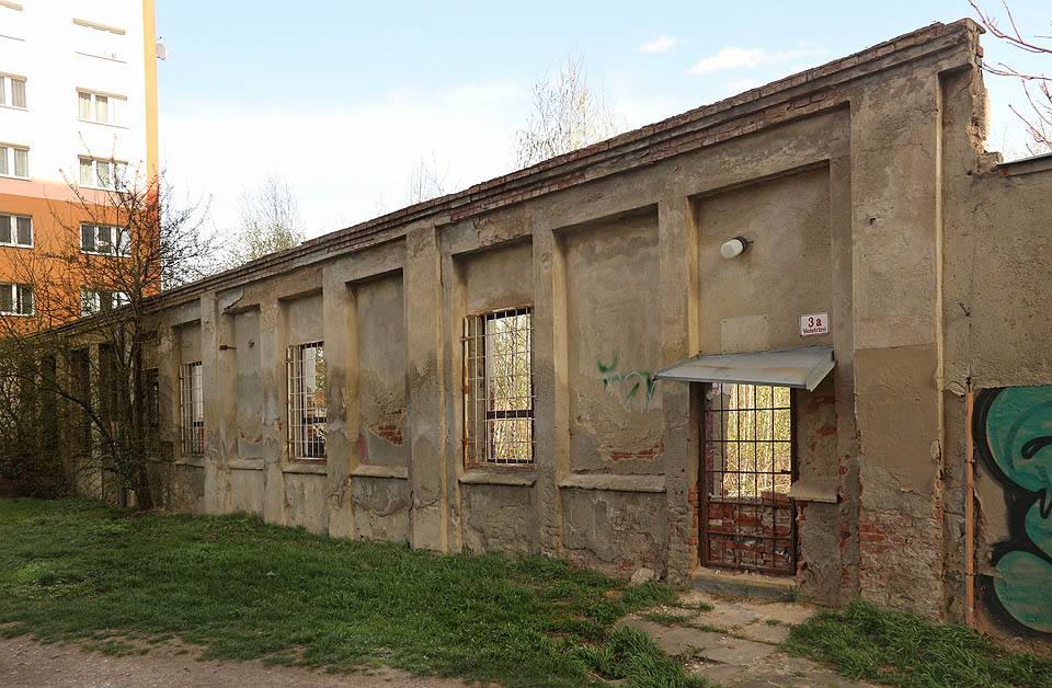 Severozápadní stranu areálu dodnes lemují stěny původních budov. Jedna dokonce i s číslem orientačním: Veletržní 3a.