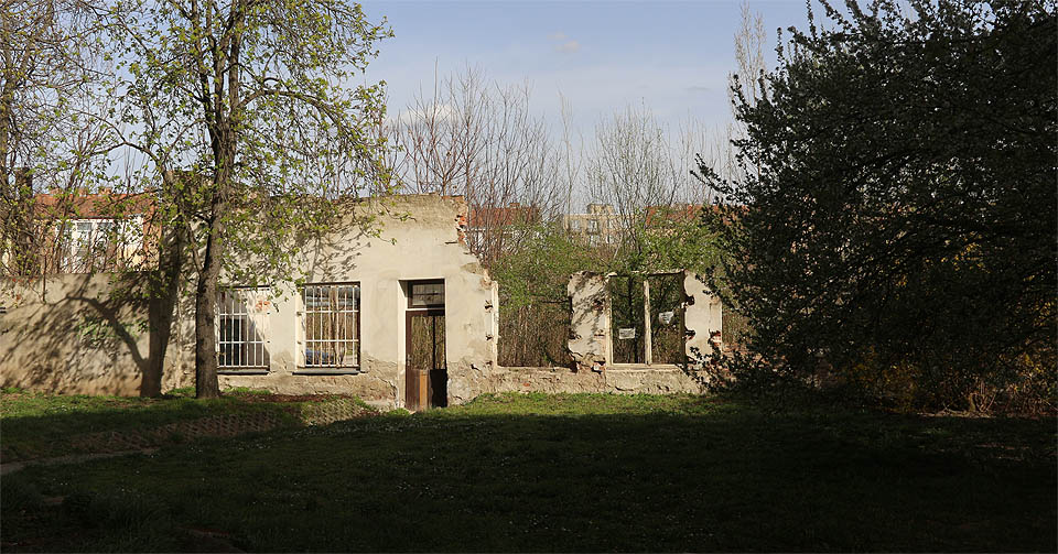 Smutný pohled na trosky brněnského textilního průmyslu je příznačným pro celé období počátku 21. století. Rozklad v přímém přenosu z ulice Veletržní.