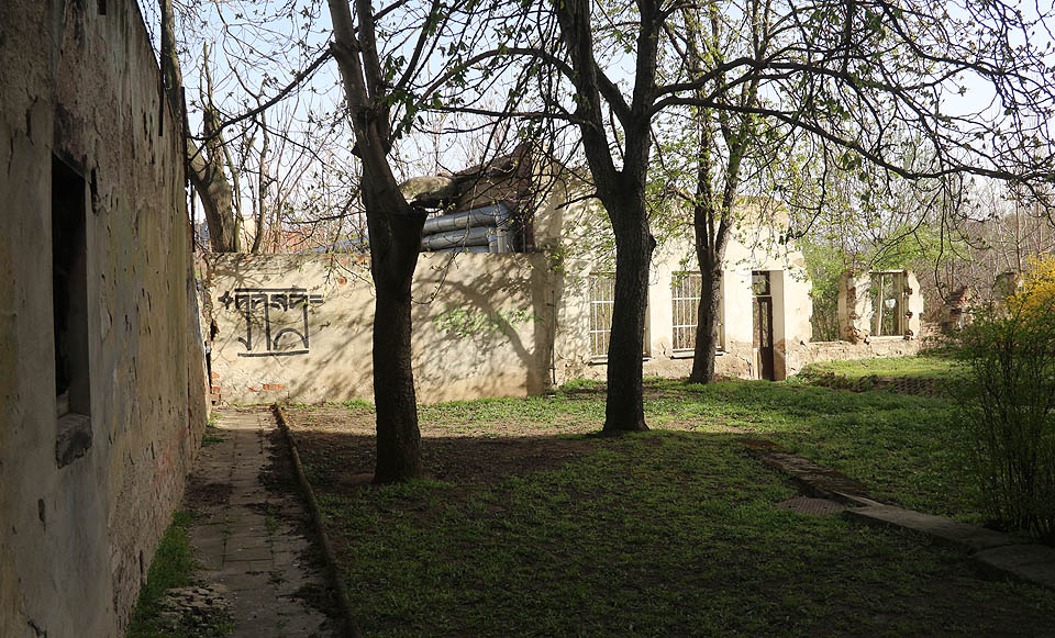 Je skoro k neuvěření, že v těsné blízkosti jednoho z nejdůležitějších městských center je možné i v roce 2018 nalézt hynoucí svědky brněnského textiláctví - hrozné i krásné současně.