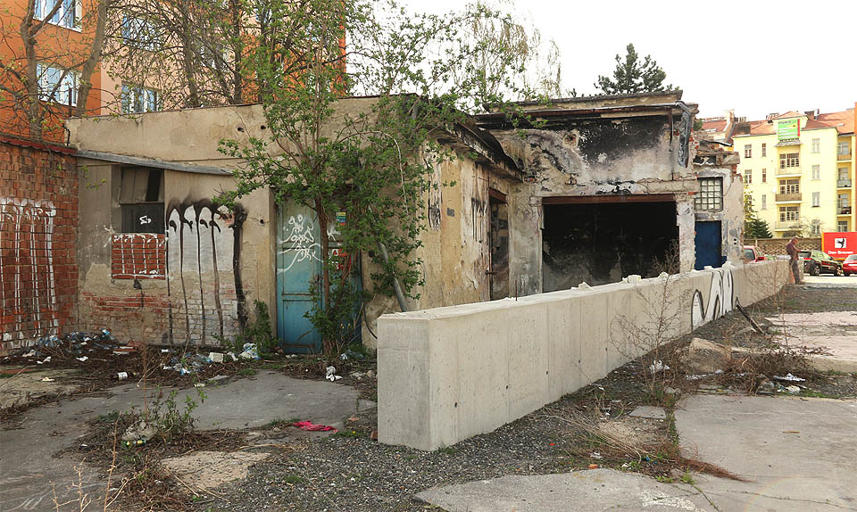 Původní budova rozvodny u brány na straně do Mendlova náměstí je jednou z mála staveb, které na místě přetrvaly až do roku 2018.