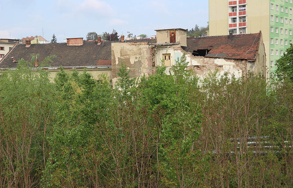 Největší zachovalou budovou je třípodlažní dům na rohu Mendlova náměstí a Veletržní ulice, který ještě v roce 2021 hostil několik firem. Budova, která se postupně rozpadá, stojí jako překážka v řadě pěti zamýšlených paneláků, ze kterých v 60. letech 20. století nakonec vznikly jen čtyři. Teprve po jejím zboření může být dokončen rozklad původního Starého Brna, který za socializmu započal zbouráním domů na původní Rybářské ulici a zasypáním Svrateckého náhonu.