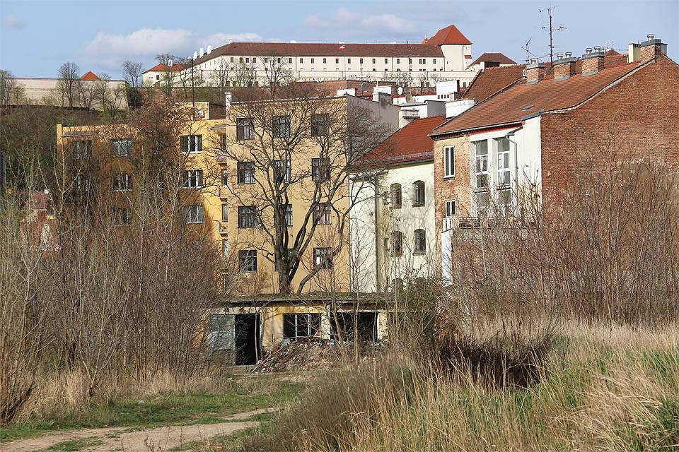 Jde o jeden z posledních lukrativních brownfieldů podobné velikosti v centru Brna. Po střídmém pokusu o udržení průmyslového ducha ve Vaňkovce, totální ztrátě UP a promarněné šanci zachovat duch Moravského Manchesteru ve Vlněně se zřejmě dočkáme další diskutabilní stavby.