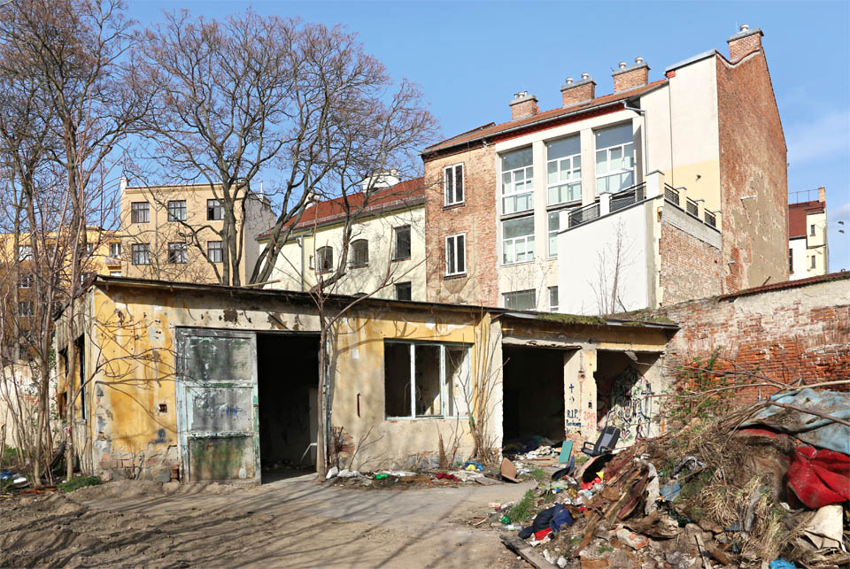 Hromadu odpadu před garážemi sice nemají místní bezdomovci na svědomí zcela, ale úspěšně k ní přispívají. Přes den se tu honí rozdivočelé krysy.