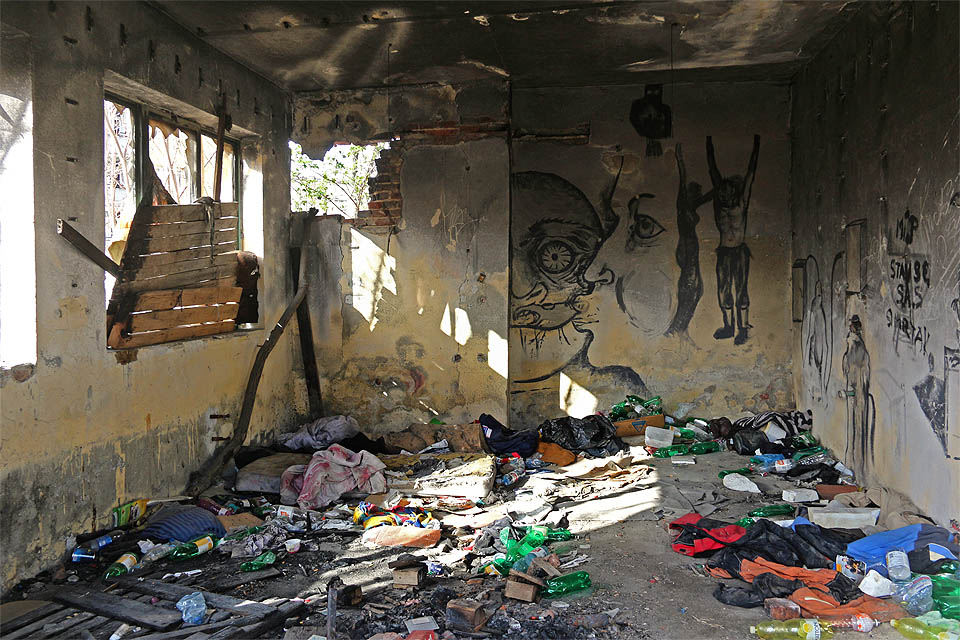 Obydlí to není zrovna komfortní, odpadky pokrývají prakticky celou plochu garáží, zato stěny zdobí vybrané ilustrace, místy dokonce vtipné či vkusné.