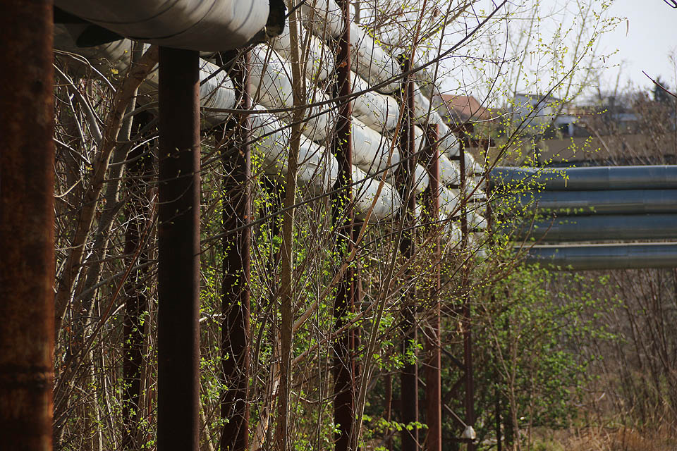 Loučíme se s Krasem pohledem na baráčky Kamenné kolonie na protějším břehu, kde snad kdysi bydleli i někteří z dělníků zdejší továrny.