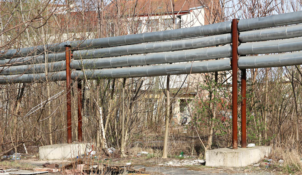Jeiné, co zůstalo po zbourání továrny v provozu, jsou tranzitní parovody, které prochází areálem a jsou v provozu i v roce 2018.