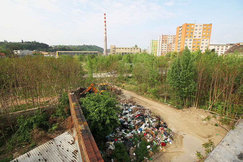V roce 2018 je už jedenáctým rokem na místě bývalé továrny nevyužitá plocha. Hromadami odpadků v brownfieldu se prohání nenažrané krysy a přes pozemek si zkracují cestu kolemjdoucí. Zřejmě se brzy dočkají a historické území protne úplně nová ulice.
