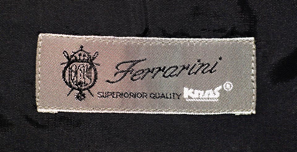 Fotografie ze saka obleku do tanečních autora článku. Jde o jeden z vůbec posledních kusů vyrobených v brněnském Krasu, zařazený do luxusní řady Ferrarini.