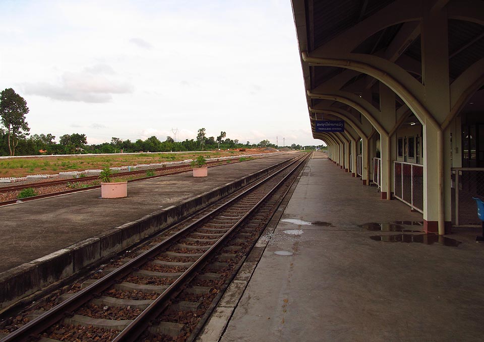 Stanice Thanaleng disponuje robustním krytým nástupištěm, které odolá i prudkým tropickým přívalovým dešťům.