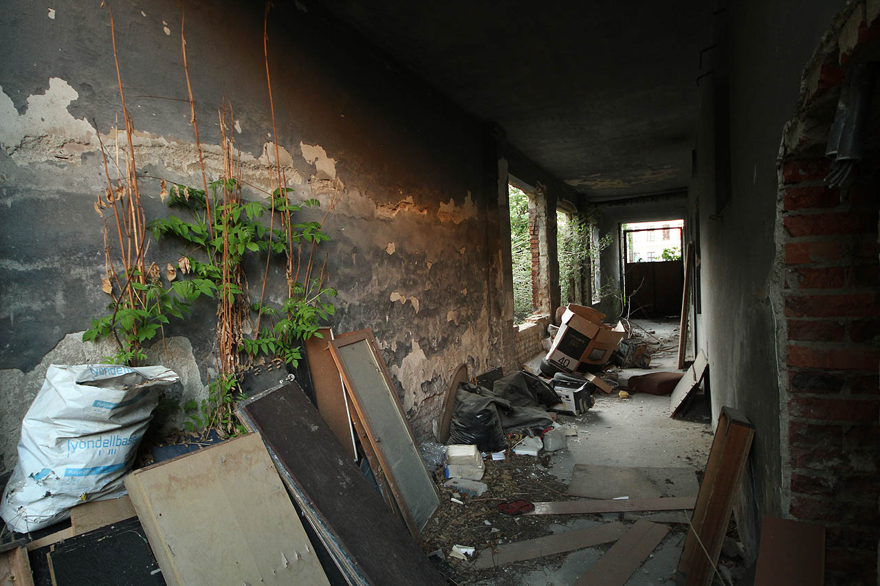 Přízemí je po desetiletí prázdnoty ve značně zdevastovaném stavu. Je to už mnoho let, co tyto prázdné budovy čekají nepovšimnuty kolemjdoucími ve spleti dvorků a zdí na svůj osud.