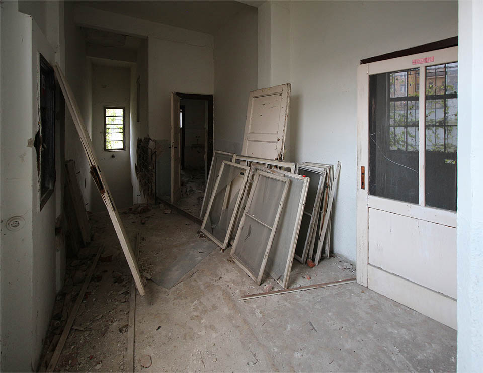 Zaprášená okna jako němí svědkové marné snahy o záchranu alespoň toho mála, co zde ještě mělo nějakou cenu.