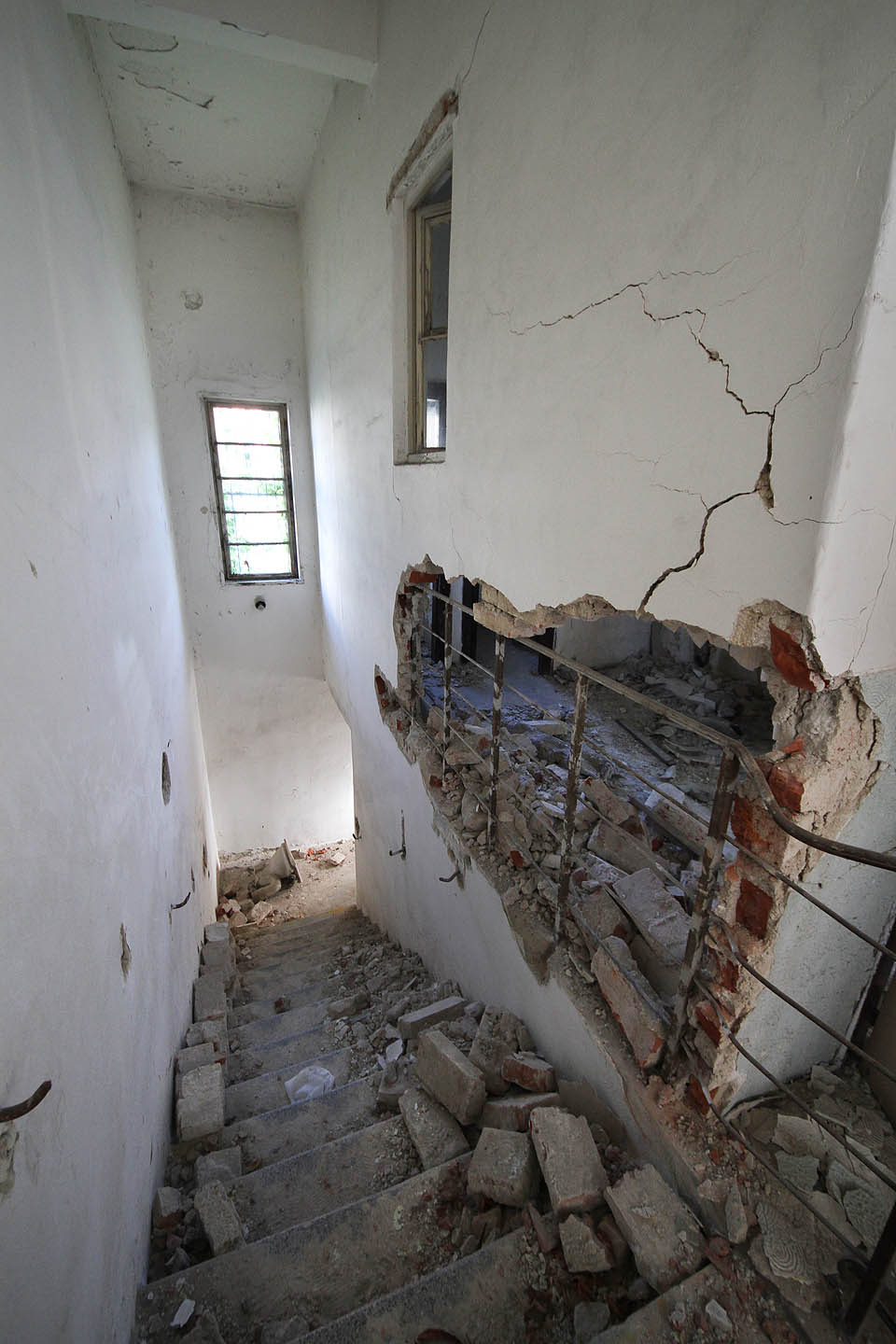 Prvorepublikové zábradlí se klube z útrob zdi, která ho v průběhu socializmu pohlitla. Stejně brzy společně zmizí v propadlišti dějin.