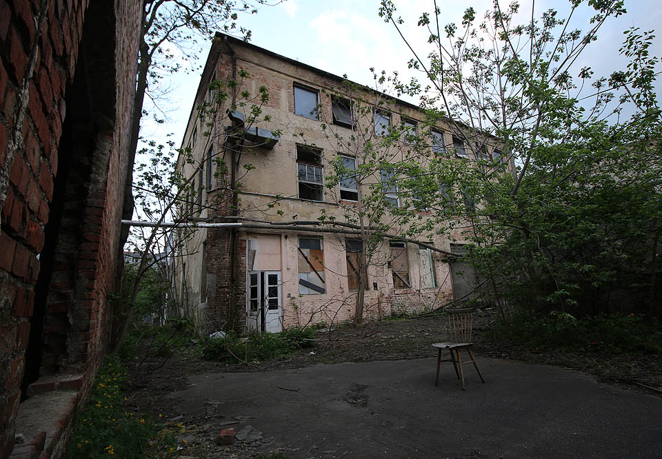 Hlouběji v labyrintu dvorků lze najít třeba outdoorový fotoateliér s pohodlnou židlí pro modelky.