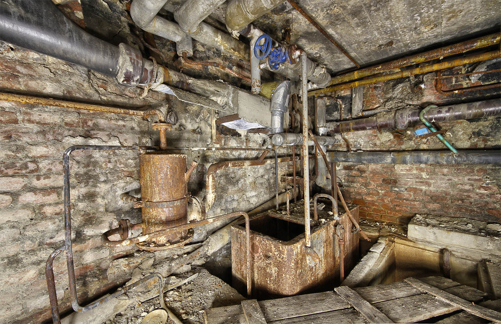 Protože areál zkrachovalé tiskárny je opravdu rozsáhlý a členitý, začínáme systematicky v nejnižších polohách - ve sklepě, který částečně hostil výměník pro ústřední topení.