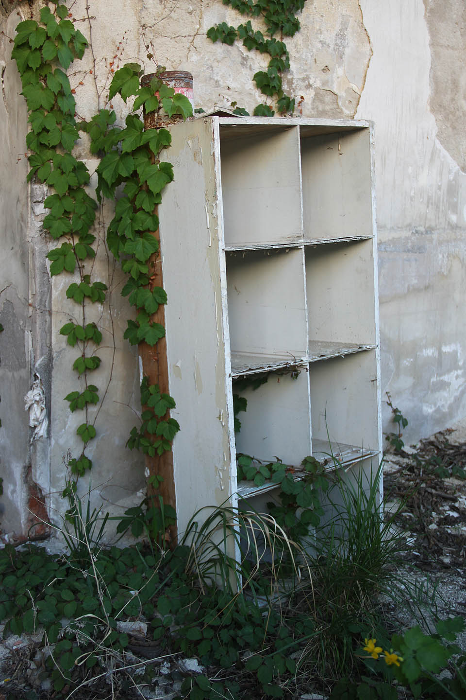 Poluiční knihovničku v opuštěné továrně žel nemá kdo naplnit. Avšak ani čtenářů tu není přehnaně mnoho.