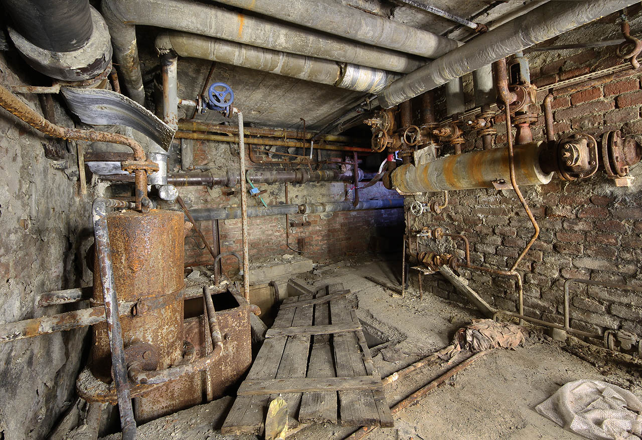 Některé části vedení systému parovodů jsou stále v provozu a tiskárna tak není docela ztichlá a mrtvá, jak by se mohlo zdát. Pořád tu něco syčí, klepe a drnčí, což působí poněkud tajemně a strašidelně.