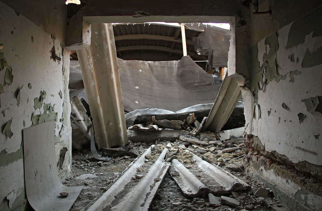 Do míst, kde leží betonové nosníky podobny rozsypaným dílkům dětské stavebnice neradno vstupovat.