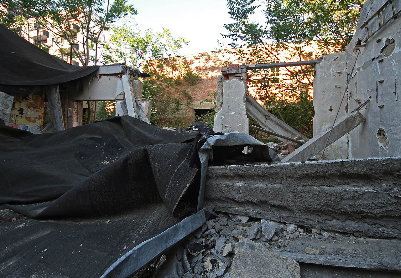 Za pár let se tudy budou prohánět auta, chodci a cyklisté po zcela nové ulici. Mohla by se jmenovat třeba Tiskárenská.