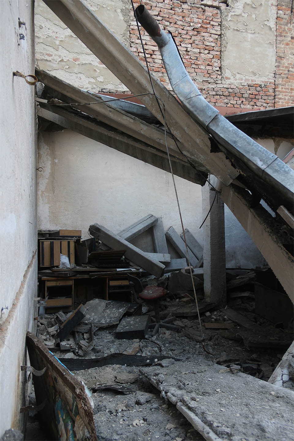 Doufejme, že v době havárie u tohoto pracovního stolu zrovna nikdo neseděl.