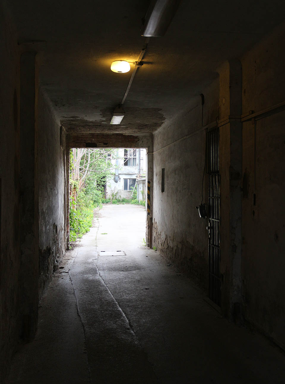 Menší část dvora je stále sporadicky využívána. Můžete tu narazit na lidi se zvláštním smyslem pro krásu a tajemno zapadlých koutů starého města.