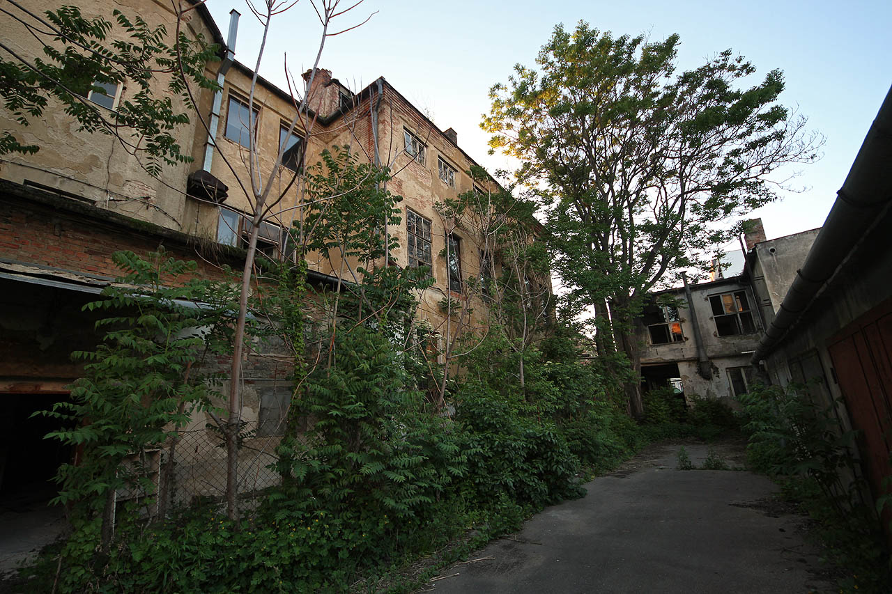 Východní polovina areálu byla rozdělena na čtyři nádvoří, mezi kterými se lze pohybovat pouze skrz průjezdy. Západní dvůr je povětšinou zastavěn provozními budovami, ale také skýtá několik obtížně přístupných plácků.