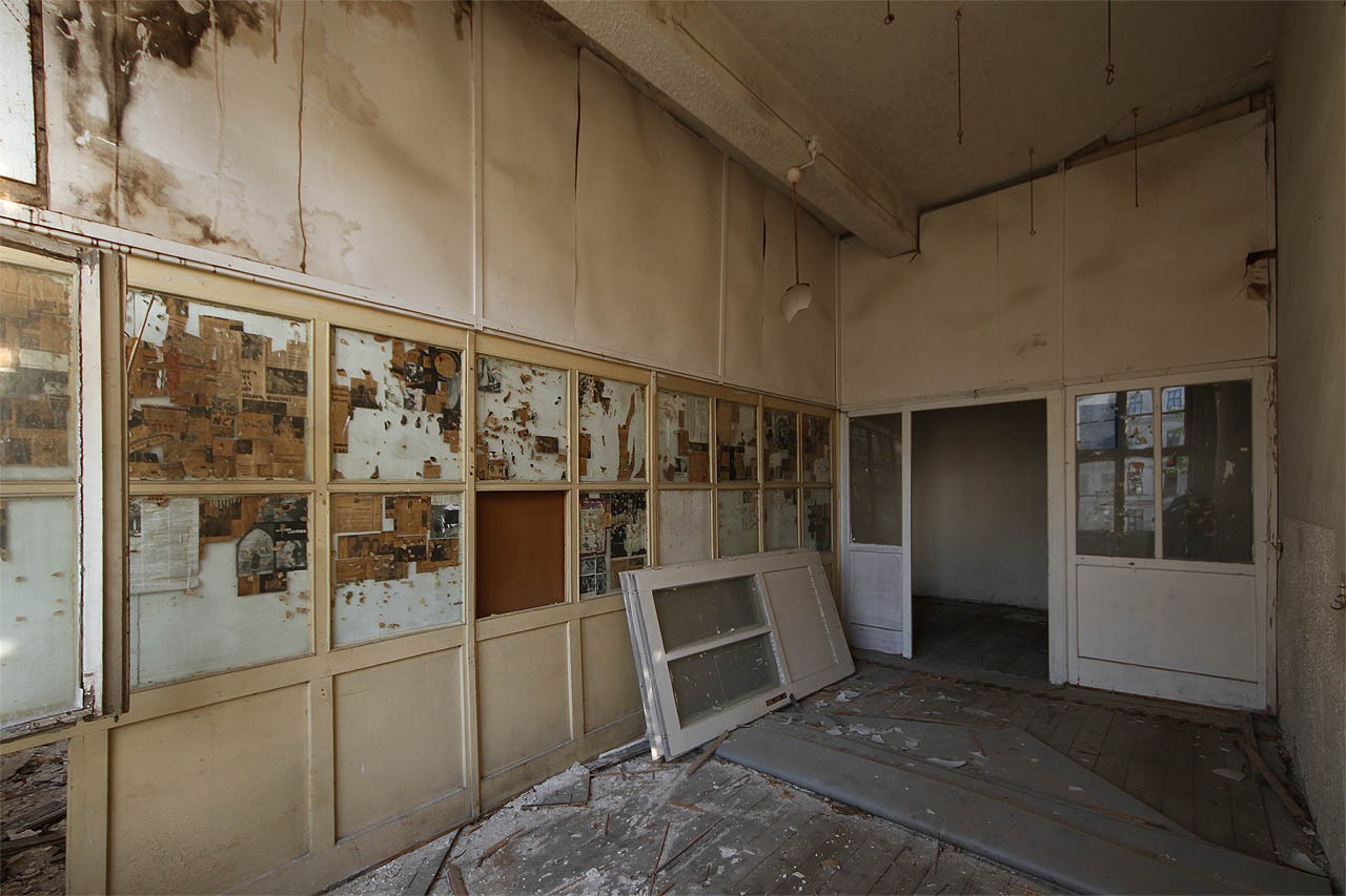 Pokročme o level výše a staneme v prvním patře, patře dřevěných příček a zasklených oken.