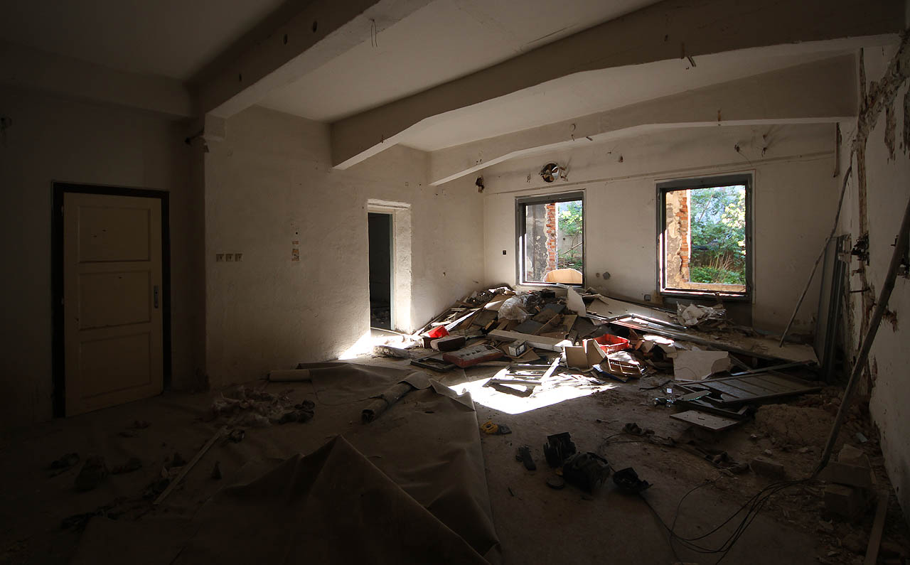 Účel některých budov dnes už lze jen stěží rozeznat.