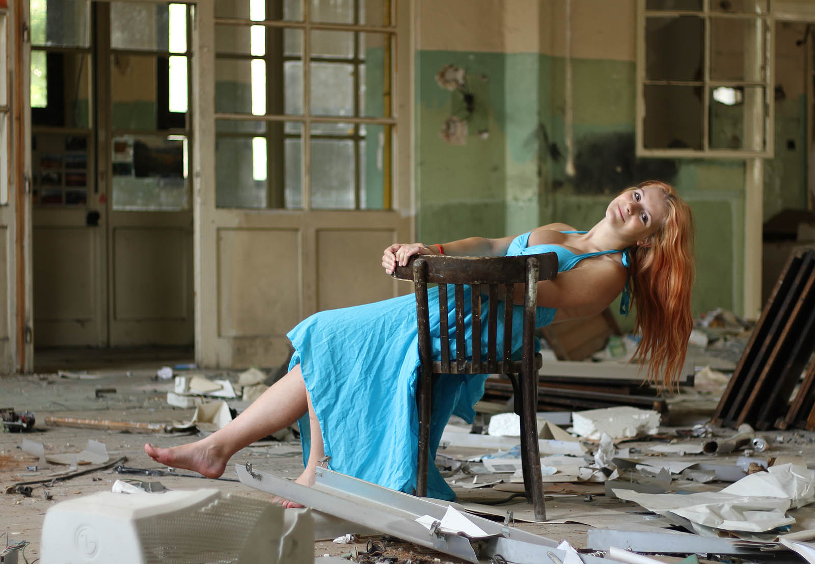 Svěřme se raději do péče odvážné školačce, která nás provede prvním patrem.