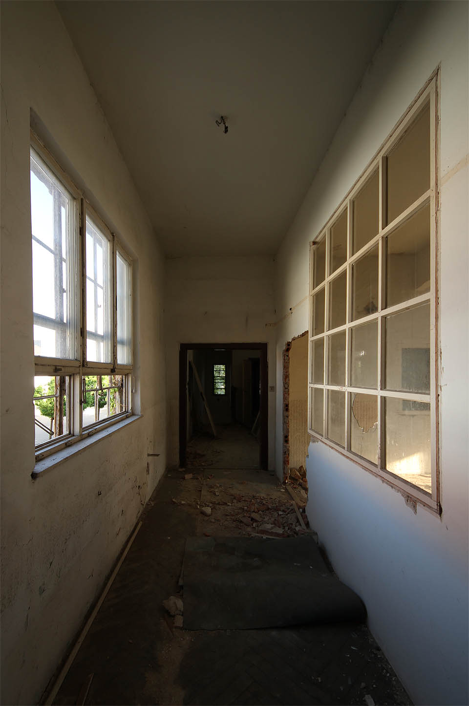 Chytře vyřešené prosvětlení místností vnitřními okny z chodby si zaslouží ocenění. Na grafiku je třeba dobře vidět.