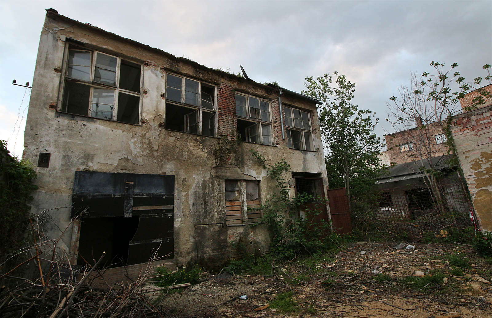 V dubnu roku 2018 byla budova obrácená směrem k Bratislavské ulici ještě pouze hodně krátkozraká…