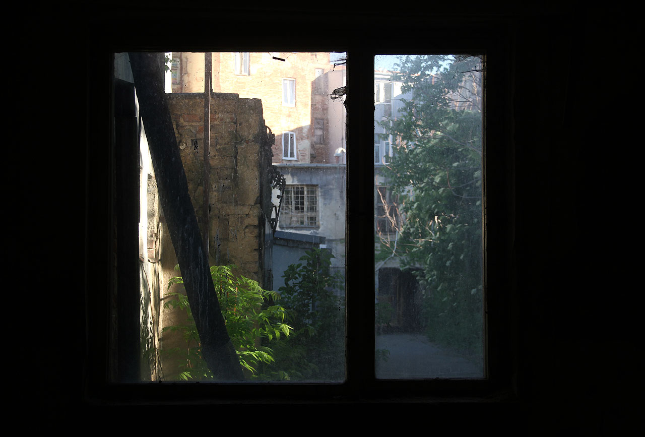 Pohled znad druhého průjezdu na třetí průjezd do čtvrtého nádvoří.